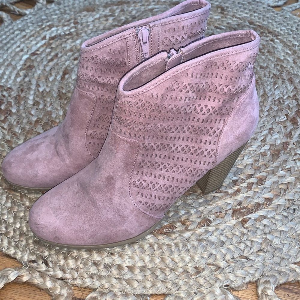 Nine West Zahina3y Pink Faux Suede Perforated Block Heel Ankle Booties Sz 10.5